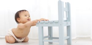 オムツ姿の赤ちゃん