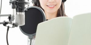 アフレコ中の声優