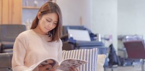 雑誌を読む女性