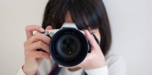 カメラを向ける女性