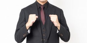 スーツでガッツポーズ