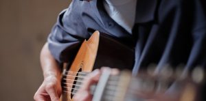 ギターを弾く男性