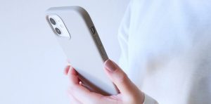スマホを持つ女性