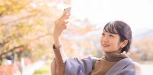 自撮りする女性