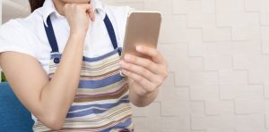 スマホを見る女性