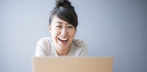 パソコンを見る女性