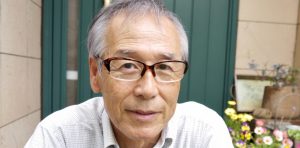 玄関に座る男性