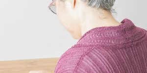 おばあさんの後ろ姿