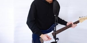 ギターを弾く男性