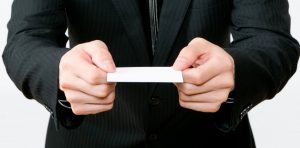 名刺を渡す男性