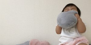いないいないばあする赤ちゃん