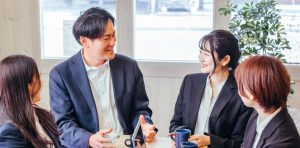 会話を楽しむ男女