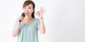 マイクを持つ女性