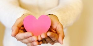 ハートを持つ手