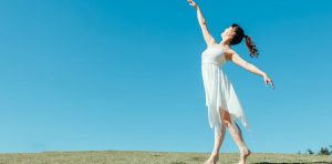 バレエを踊る女性