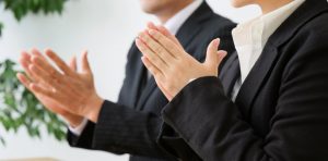 拍手をする審査員