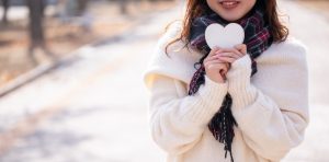 ハートを持つ女性