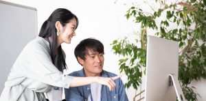 会社で話す男女