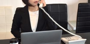 電話対応する女性