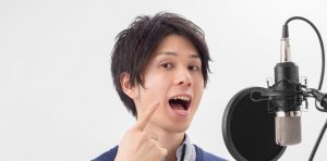 マイク前に立つ男性