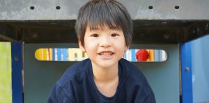 遊ぶ少年